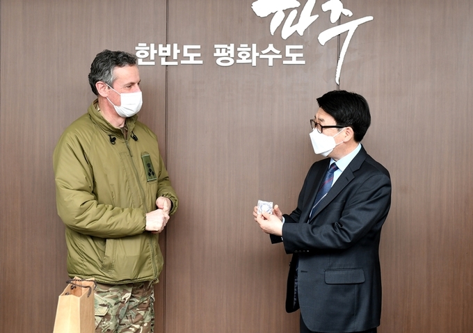 주한영국대사관 국방무관인 머독 준장이 최종환 파주시장을 내방했다. (사진=파주시 제공)