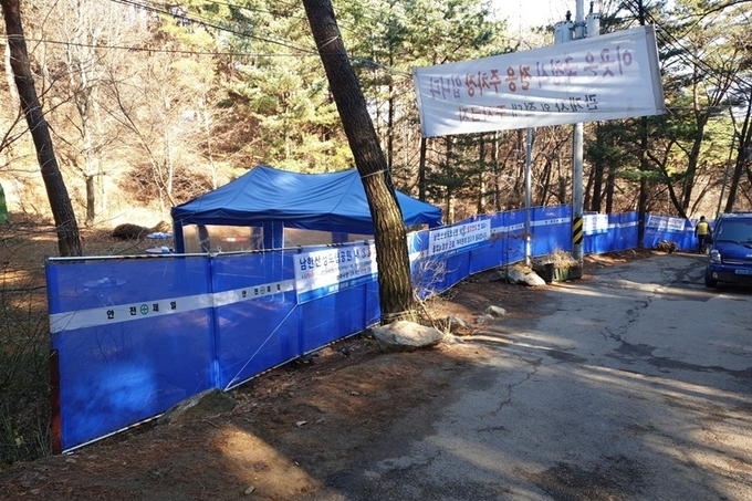 경기도가 불법노점상 주위에 펜스를 고정 설치해 노점 개시 자체를 원천적으로 봉쇄했다(사진=경기도 제공) 