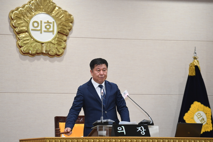 정덕영 의장이 ‘양주시 기초의원 정수 확대 건의안’을 대표 발의하는 모습.