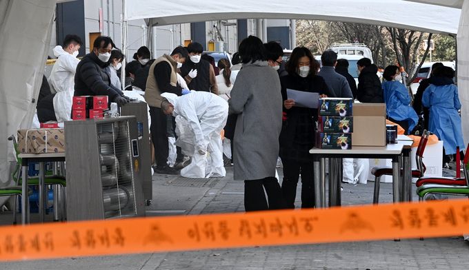 100명이 넘는 코로나19 집단감염이 발생한 남양주 진관산업단지 한 공장에서 방역 관계자들이 선별진료소 설치로 분주히 움직이고 있다. (사진 = 조병석 기자 )