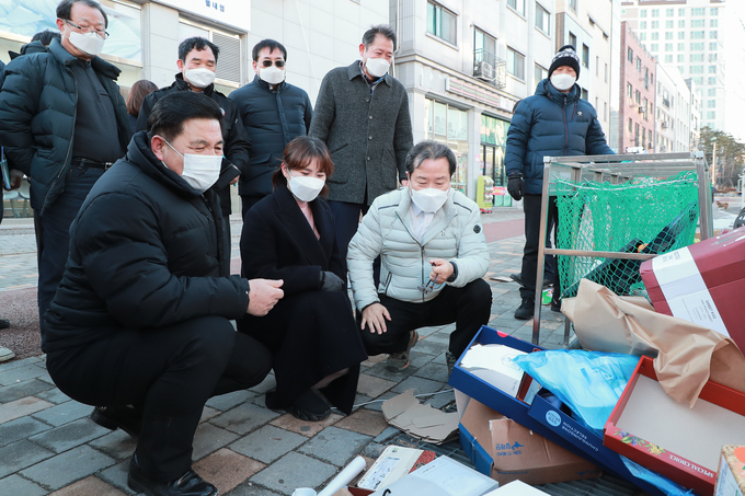 조광한 남양주시장이 지난 16일 별내동 에코패밀리와 함께 별내 평화마을 일원 무단투기 현장을 직접 점검하며 신도시 쓰레기 해결에도 총력을 기울이고 있다.(사진=남양주시 제공)