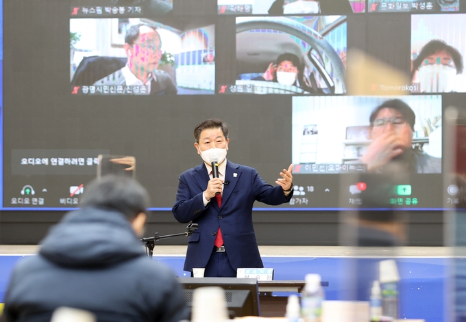 박승원 광명시장이 온라인 오프라인 신년 기자회견을 개최하고 있다. (사진=광명시 제공)