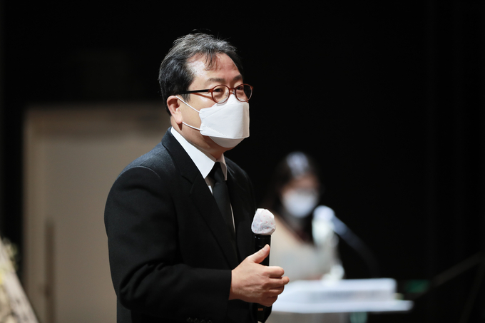 조광한 시장이 이석영 선생 추모식의 의미와 역사 강의를 진행하고 지난해 시정홍보 및 봉사활동 등 시정 활동에 활발히 참여한 플래너즈 10기 단원들에게 수료증과 표창을 수여했다.(사진=남양주시 제공)