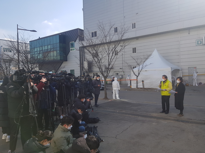 조광한 남양주시장(왼쪽)이 진관산업단지 내 D사에서 발생한 코로나19 집단감염과 관련, 17일 오후 현장에서 기자들에게 관련 브리핑을 하고 있다.(사진=남양주시 제공)