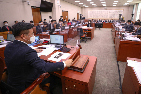 17일 국회에서 열린 법제사법위원회 전체회의에서 윤호중 법사위원장이 의사봉을 두드리고 있다. (사진=연합뉴스) 