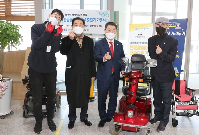 광명시가 장애인의 이동 편의성과 장애인의 평생학습권 보장을 위해 광명시평생학습원 1층에 장애인 전동보장구 급속충전기를 지난 17일 설치했다.(사진=광명시 제공)