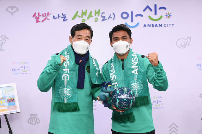 안산그리너스FC가 인도네시아의 아스나위를 영입했다고 18일 밝혔다. 사진은 윤화섭 구단주(왼쪽)와 아스나위가 기념촬영하고 있는 모습 (사진=안산그리너스FC 제공)