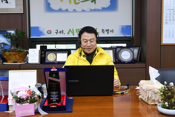 안승남 구리시장이 지난 17일 더불어민주당 기후위기 대응 환경특별위원회 출범식 및 토론회에 온라인 화상방식으로 참여하고 있다. (사진=구리시 제공)