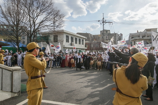 지난 2019년 의왕시가 3·1운동 100주년을 기념해 의왕면사무소 앞에서 독립만세운동 기념행사를 개최했다. (사진=의왕시 제공)