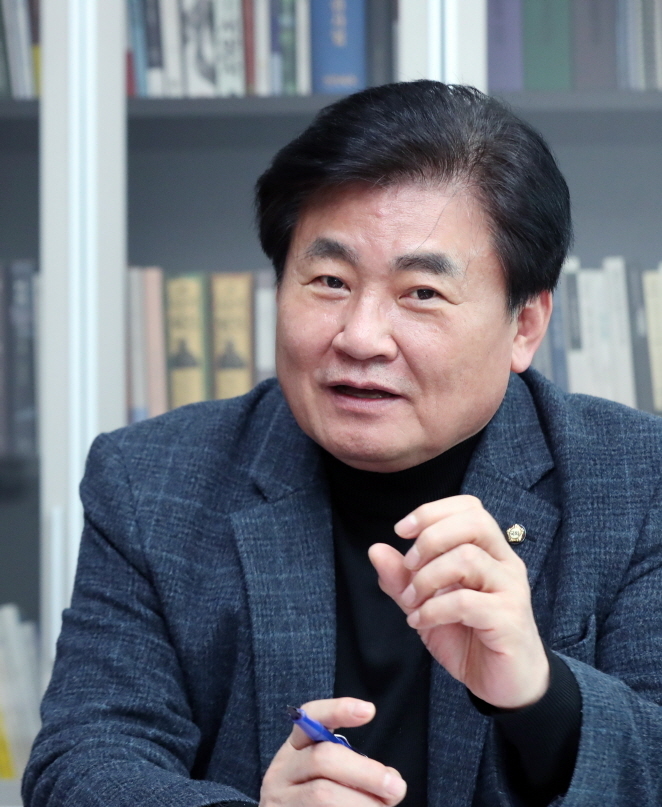ì¸í„°ë·° 소ë³'훈 ì˜ì› 기본소ë
