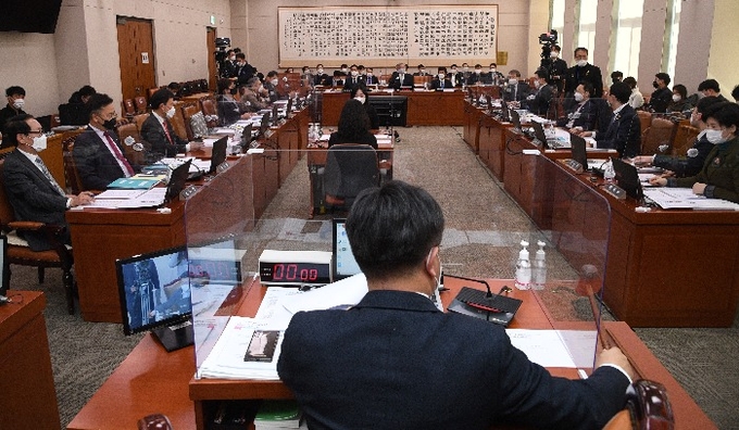 18일 국회에서 열린 법제사법위원회 전체회의에서 윤호중 위원장이 이용구 법무부 차관의 고열로 인한 불출석사유와 관련해 정회를 선언하고 있다. (사진= 연합뉴스) 