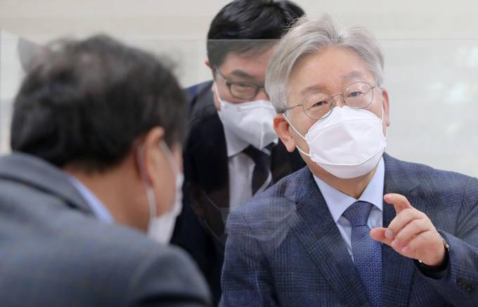 지난 15일 김포시 걸포동 일산대교(주) 회의실에서 열린 '일산대교 통행료 개선을 위한 현장 간담회'에 참석한 이재명 경기지사와 고양·김포·파주지역 국회의원들이 현안사항 의견을 나누고 있다. (사진=경기사진공동취재단) 