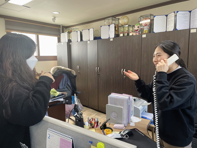 오산시수어통역센터 통역사진. (사진=오산시수어통역센터 제공)