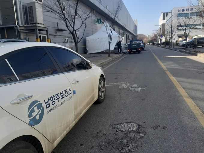 남양주시는 신종 코로나바이러스 감염증(코로나19)이 집단 발생한 진관산업단지 D사와 관련해 19일 7명이 추가로 확진돼 누적 연관 확진자가 130명으로 증가했다.(사진=이화우 기자)