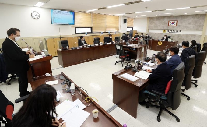 경기도의회 기획재정위원회의 회의 모습(사진=경기도의회 제공)