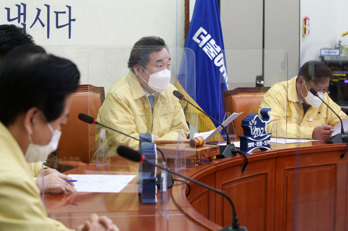 더불어민주당 이낙연 대표(가운데)가 19일 국회에서 열린 최고위원회의에서 발언하고 있다. 사진= 연합뉴스 