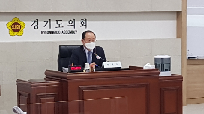 경기도의회 성준모 의원이 2021년 제1회 입법정책위원회 회의를 진행하고 있다(사진=경기도의회 제공)