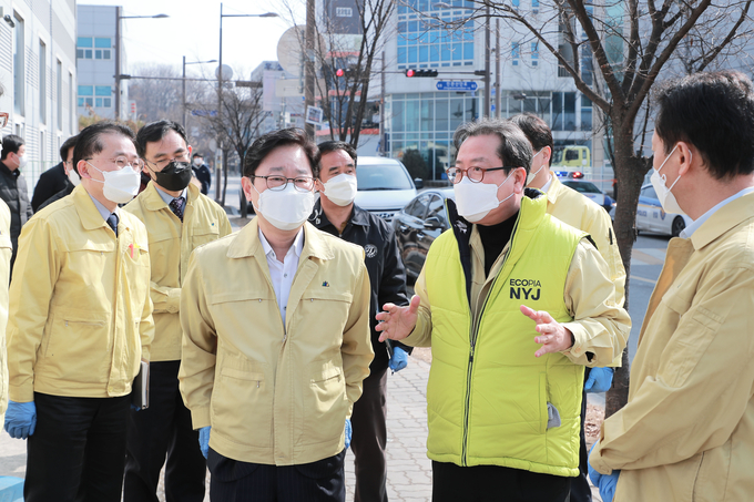 박범계 법무부 장관이 최근 신종 코로나바이러스 감염증(코로나19) 집단감염이 발생한 남양주 진관산업단지를 19일 방문했다.(사진=남양주시 제공)