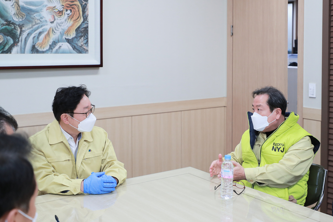 조광한 남양주시장이 박범계 장관에게 확진자 발생추이 등을 보고하고 지역 내 확산을 막기 위한 정부차원의 신속한 협조를 요청했다.(사진=남양주시 제공)