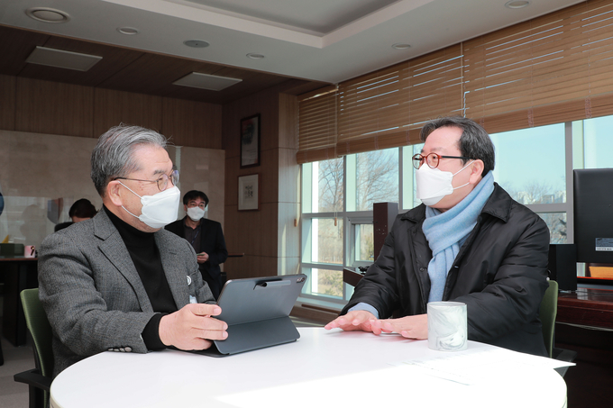 조광한 남양주시장이 지난 18일 경기도교육청을 방문해 이재정 경기도교육감과 미래 교육 방향을 논의하며 도교육청의 협력을 요청했다.(사진=남양주시 제공)