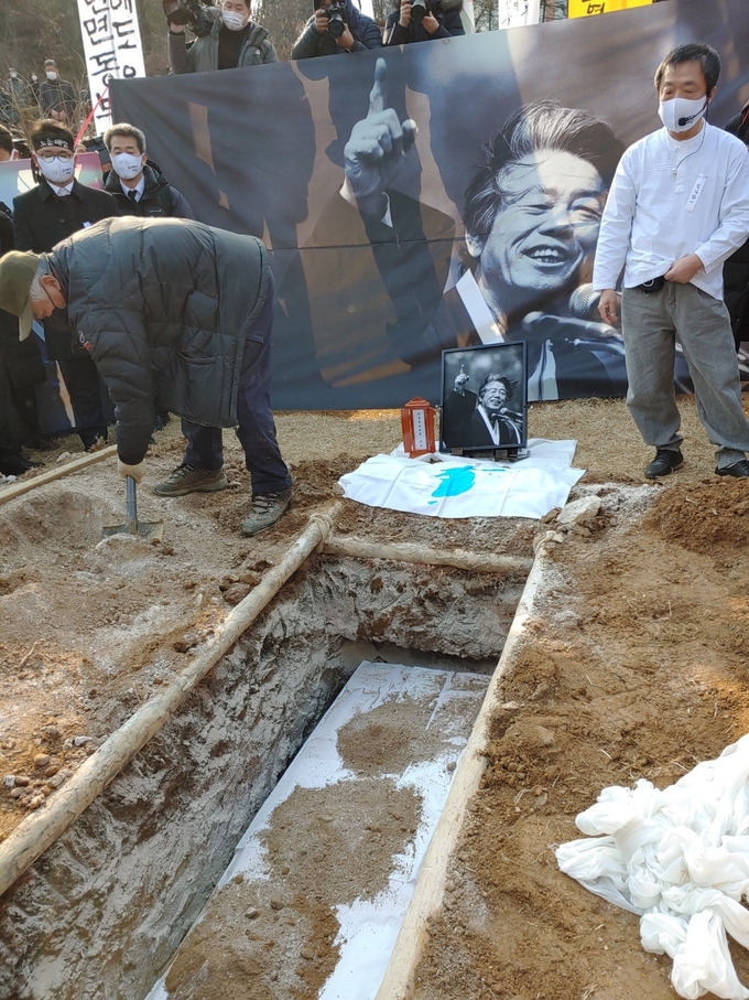 19일 백기완 통일문제연구소장이 남양주 모란공원에서 전태일 열사 옆에 영면했다. (사진=독자 제공)