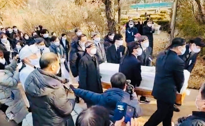 19일 백기완 통일문제연구소장의 운구 행렬이 남양주 모란공원에 도착한 모습. (사진=독자 제공)