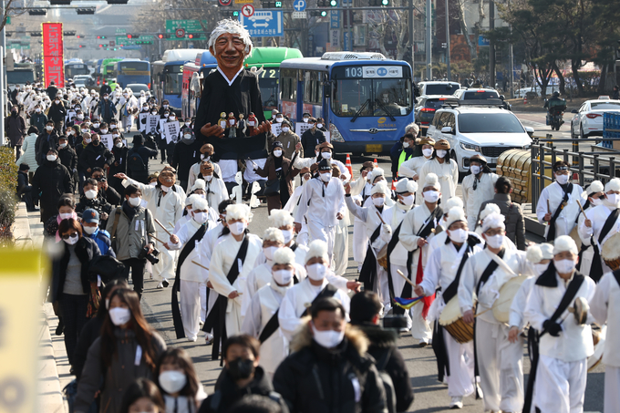 19일 서울대학교병원 장례식장에서 출발한 백기완 통일문제연구소장의 운구행렬. (사진=연합뉴스 제공)