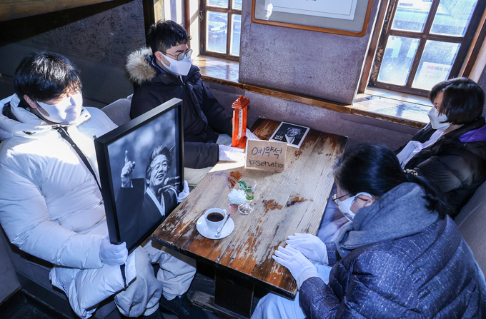 백기완 통일문제연구소장의 영결식이 엄수된 19일 고인이 생전에 커피를 마시며 사색했던 서울 종로구 학림다방. (사진=연합뉴스 제공)
