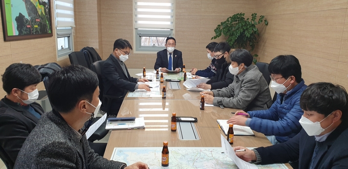 오진택 경기도의원(가운데)이 최근 새솔동주민센터에서 주민간담회를 갖고 있다. 