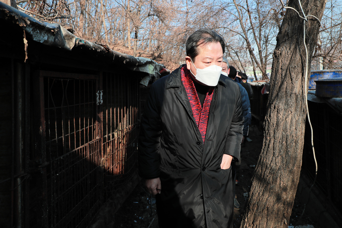 조광한 남양주시장이 지난 19일 관계 공무원들과 일패동 개발제한구역 내 불법 운영 중인 개 농장과 개 경매장에 대한 현장 점검을 실시했다.(사진=남양주시 제공)