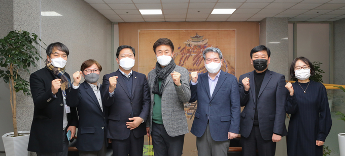 지난 19일 수원문화재단에서 법정문화도시 선정을 위한 간담회가 열렸다. 김승원 국회의원(왼쪽에서 세 번째)과 길영배 수원문화재단 대표이사(가운데) 등이 기념촬영을 하고 있는 모습 (사진=수원문화재단 제공)
