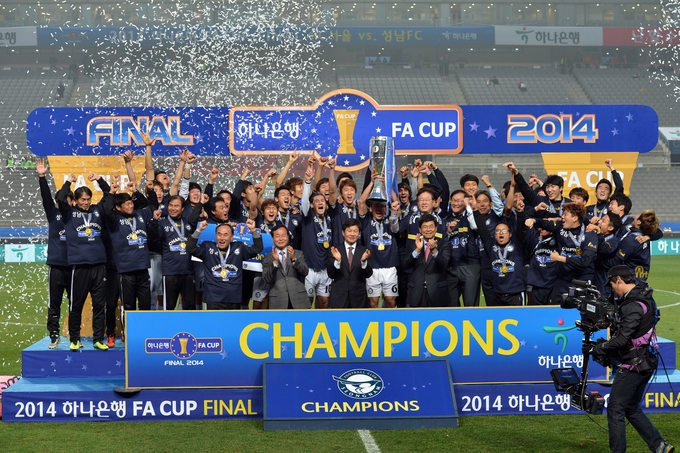2014년 하나은행 FA컵 결승전 성남FC와 FC서울과의 경기에서 승부차기 끝에 4-2로 성남FC가 우승을 차지했다. 사진은 FA컵 우승을 기뻐하는 성남FC 선수단 모습 (사진=성남FC 제공)