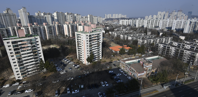 환경영향평가에 발목이 잡히면서 재건축 사업일정이 지연되고 있는 수원 영통2구역(수원시 매탄주공 4·5단지). (사진 = 황준선 기자)
