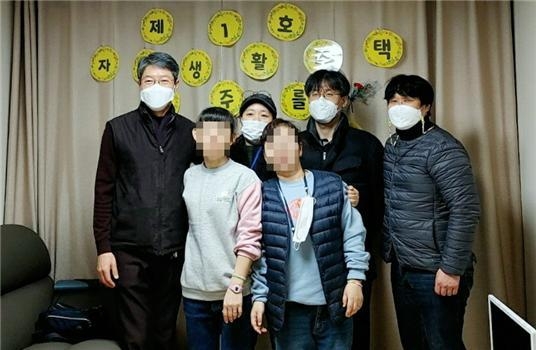 장애인 자립생활주택 1호 입주식 대상자가 입주 기념촬영을 하고 있다.(사진=오산시 제공)