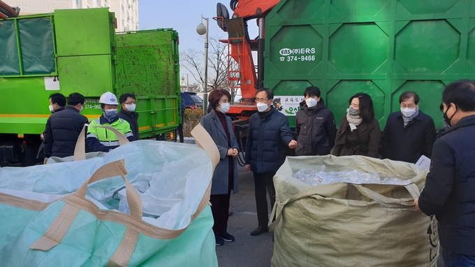 한정애 환경부장관이 재활용업체 ㈜알엠 오산공장을 현장시찰하고 있다.(사진=오산시 제공)