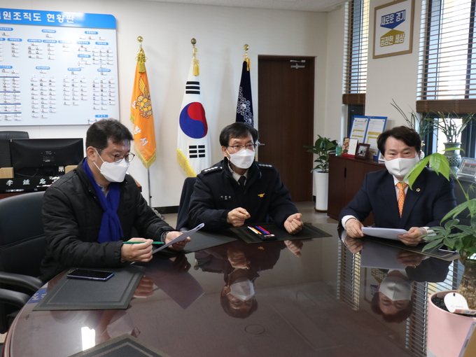 오산소방서 이종충 서장과 경기도의회 송영만·조재훈 의원이 2021년 소방주요정책 및 현안사항 보고를 위한 간담회를 개최하고 있다.(사진=오산소방서 제공)