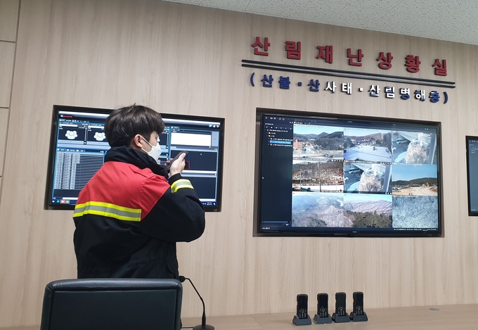 수원시 산림재난상황실에서 디지털 기기를 활용해 현장과 통신하고 있다. (사진=수원시 제공)