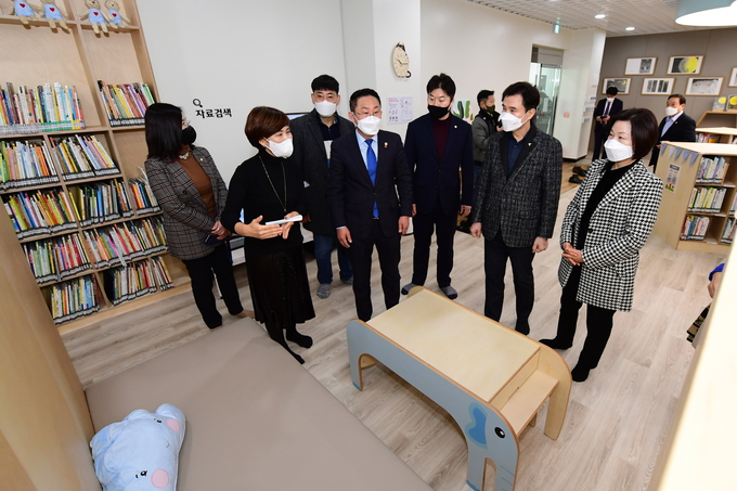 지난 20일 삼괴도서관 리모델링 개관식을 가졌다. 개관식네는 서철모 화성시장, 송옥주 국회의원, 원유민 화성시의장, 오진택 도의원 등이 참석했다. (사진=화성시 제공)