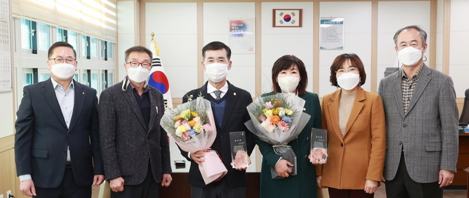 광주시의회 임일혁 의장과 황소제 위원장이 광주지역 교육발전과 우수한 교육환경을 조성한 공로로 한정숙 광주하남교육장으로 부터 감사패를 받고 관계자들과 함께 기념사진을 찍고 있다.