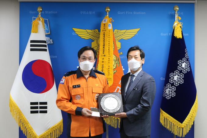 가평군은 김전수 구리소방서장을 명예군민으로 선정하고 지난 19일 구리소방서를 방문하여 명예군민증서 수여식을 가졌다. (사진=구리소방서 제공)