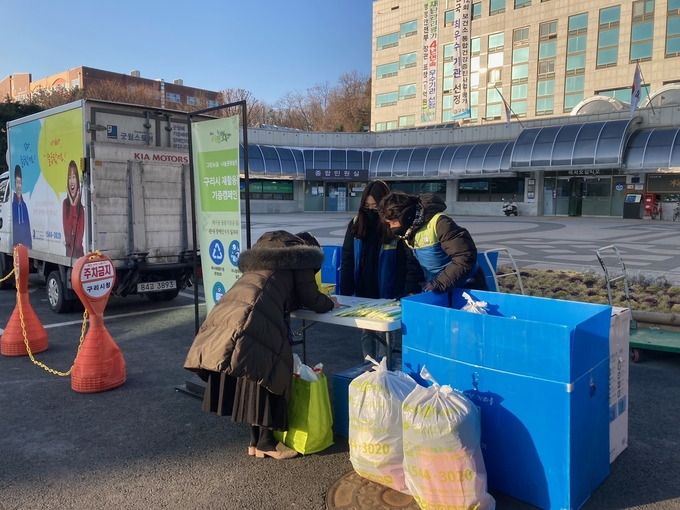 구리시가 지난 17일부터 19일까지 3일간 시청 민원광장에서 재활용품 기증 ‘그린뉴딜, 나눠드림 캠페인’을 진행했다. (사진=구리시 제공)