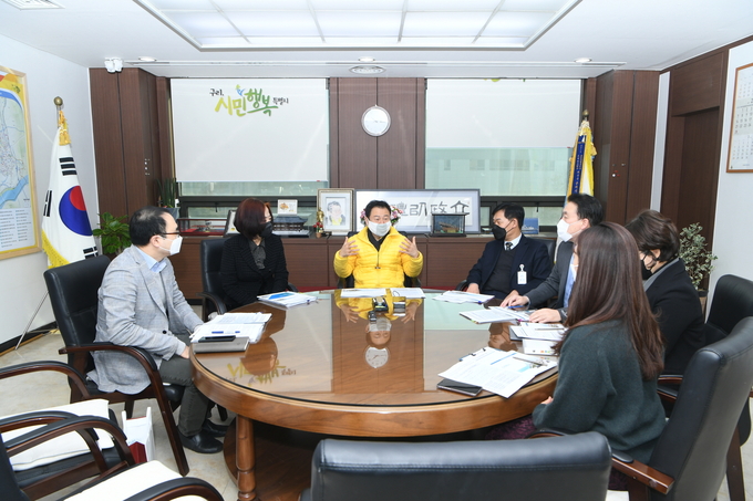 안승남 구리시장이 지난 18일 청년창업지원센터 운영 활성화를 위한 간담회를 개최하고 있다. (사진=구리시 제공)