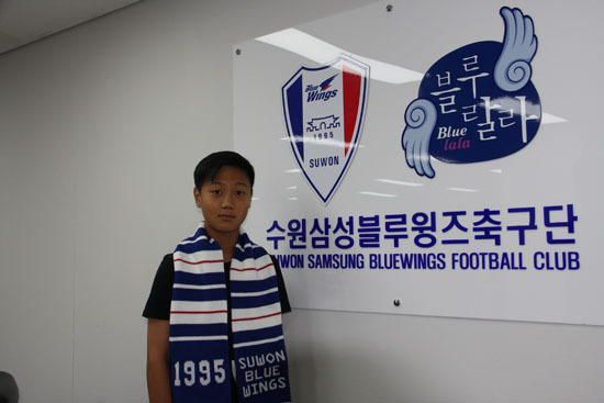 2012년 6월 수원 삼성 구단 사무실에서 포즈를 취한 백승호. (사진=수원 삼성 제공)