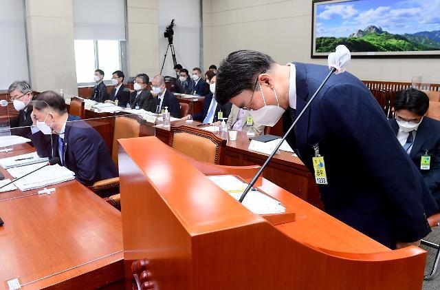 최정우 포스코 회장이 22일 서울 여의도 국회에서 열린 환경노동위원회 산업재해관련 청문회에서 인사하고 있다. (사진=연합뉴스) 