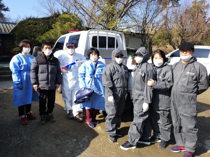 남양주시 진건읍 자율방재단이 지난 20일 진관산업단지와 인접한 배양2리, 진관2리 내 다중이용시설 및 상가에 대한 방역을 실시했다.(사진=남양주시 제공)