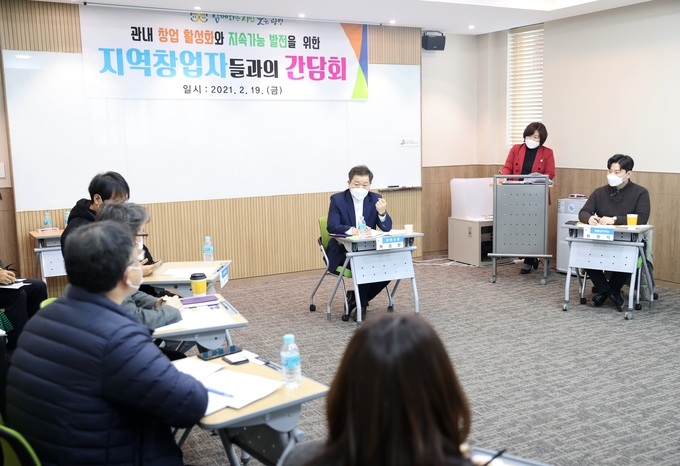 박승원 광명시장 창업지원센터에서 창업활성화를 위해 10개 창업기업 대표와 소통의 시간을 가졌다. (사진=광명시 제공)