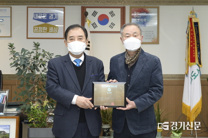 박윤국 포천시장이 유물을 기증해 주신 한귀덕씨에게 감사패를 전달했다. (사진=포천시 제공)