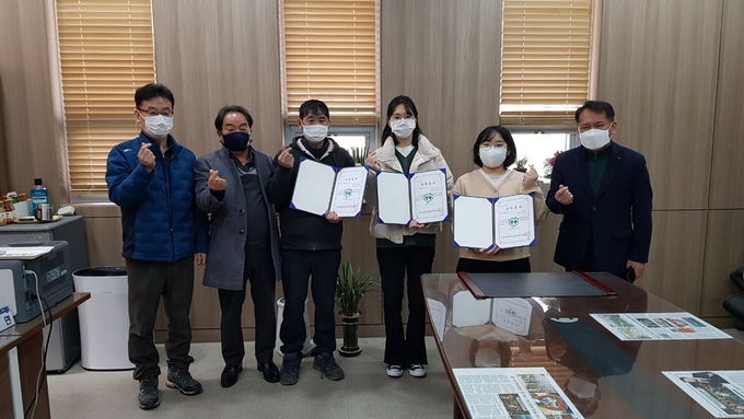 파평면 참사랑장학회에서 대학생 3명에게 장학금을 수여하고 기념촬영을 하고 있다. (사진=파평면 제공)