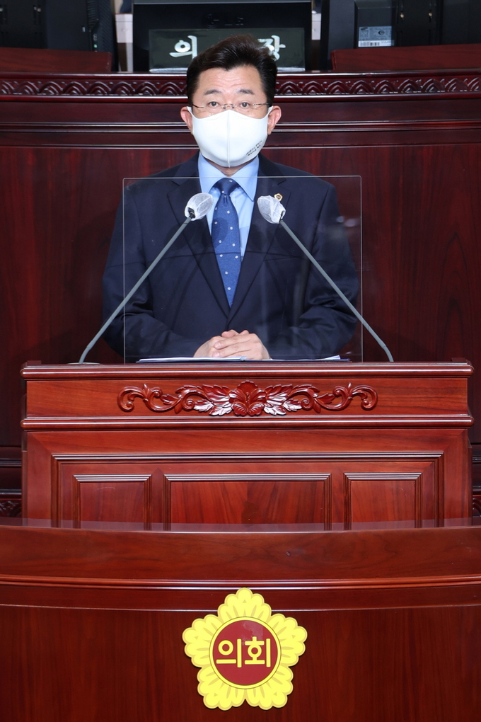 경기도의회 더불어민주당 박근철 대표의원이 23일 오전 열린 제350회 임시회 제2차 본회의에서 가진 교섭단체 대표의원 연설을 하고 있다(사진=경기도의회 제공)