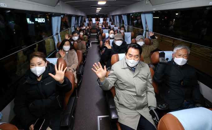 지난해 12월 프리미엄버스 개통식에 백군기 용인시장이 시민들과 함께하는 모습. (사진=용인시 제공)